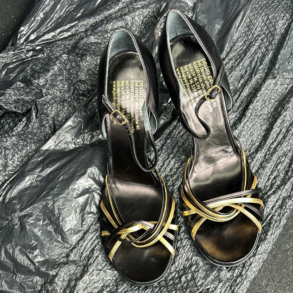 Selling these leather women’s heels , size 40, color is very dark purple $100